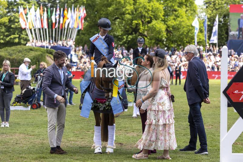 dressage PrizeGiving_Hamburg_20240512_SS350455.jpg